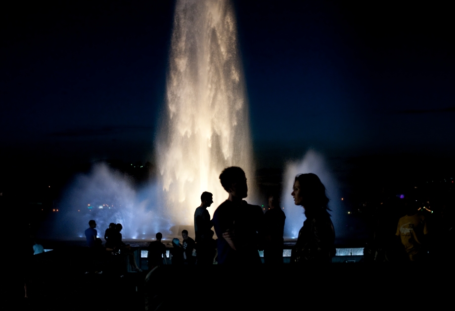 Patrons of the Three Rivers Arts Festival congregate around the Point State Park fountain after Jeff Tweedy finished his set Friday evening, June 6, 2014. (EMILY HARGER | PHOTO EDITOR)